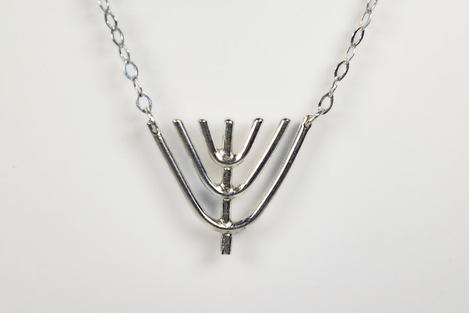 hammered_judaica_menorah_necklace_in_silver