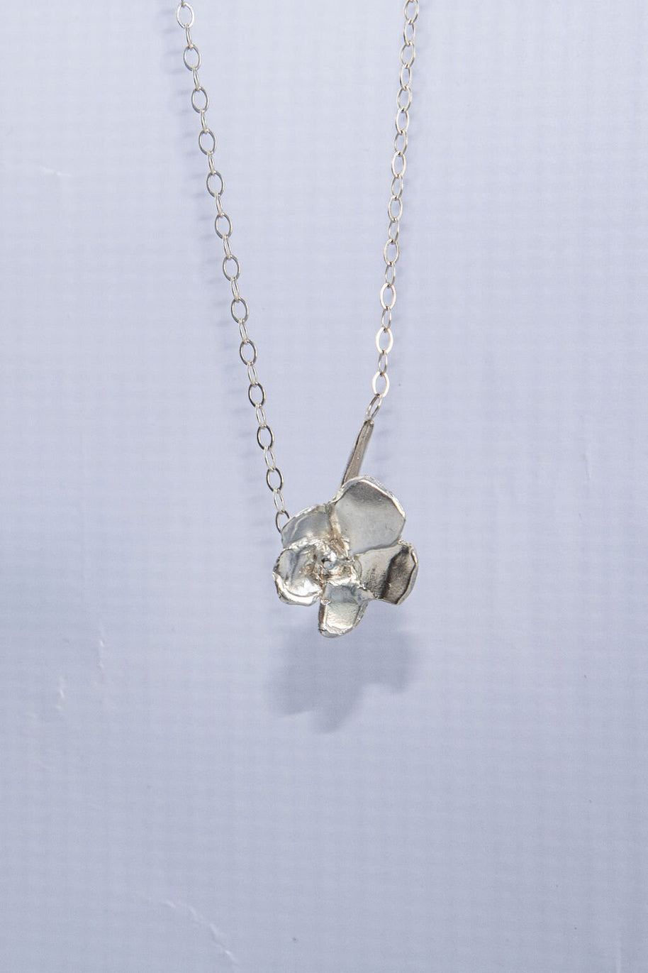 dainty_silver_flower_pendant_nature_inspired_jewelry