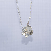 dainty_silver_flower_pendant_nature_inspired_jewelry