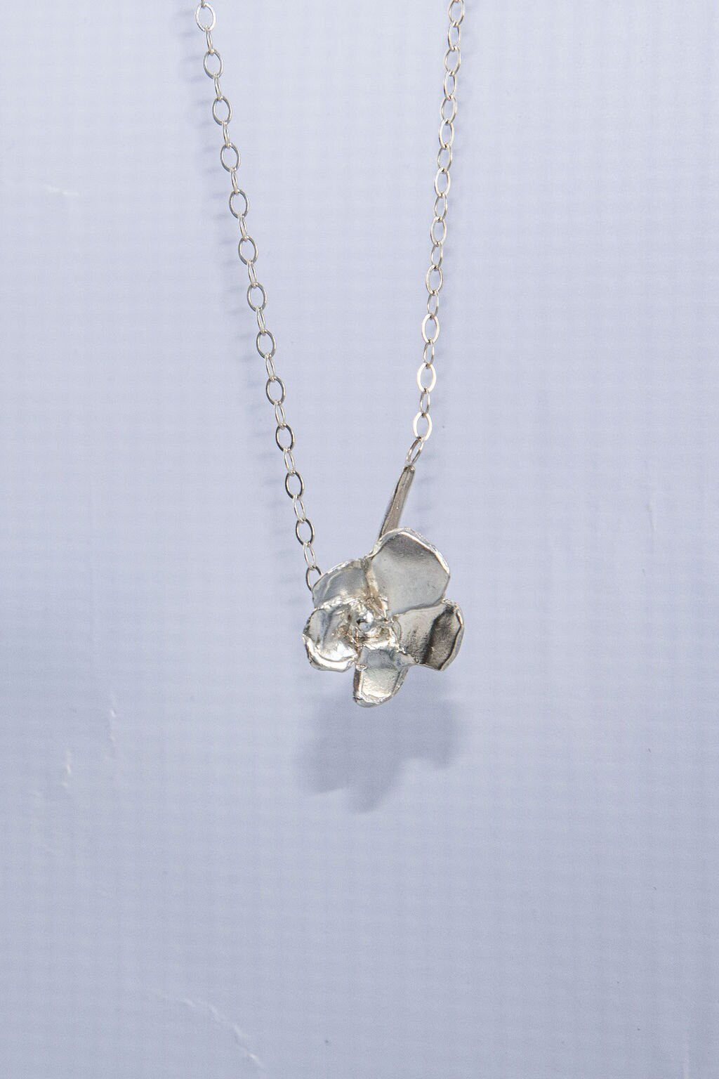 dainty_silver_flower_pendant_nature_inspired_jewelry