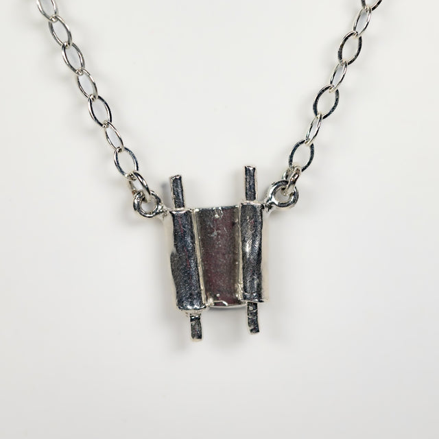 judaica_torah_scroll_pendant_in_sterling_silver